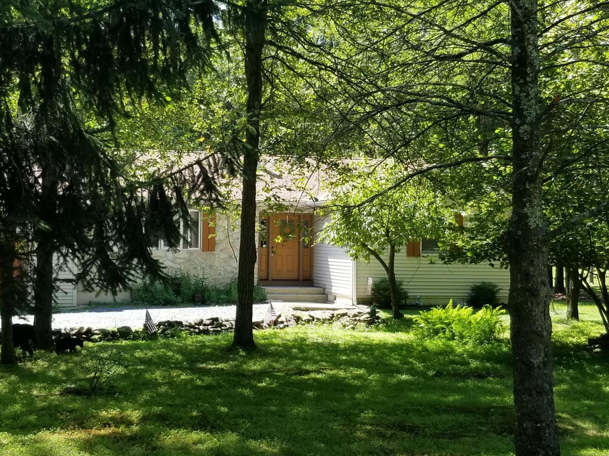 Serenity And Fun All In One In This Cozy Pocono Cabin Джим Торп Екстериор снимка