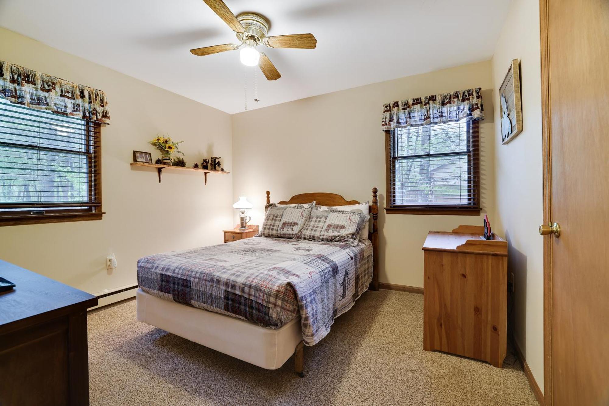 Serenity And Fun All In One In This Cozy Pocono Cabin Джим Торп Екстериор снимка