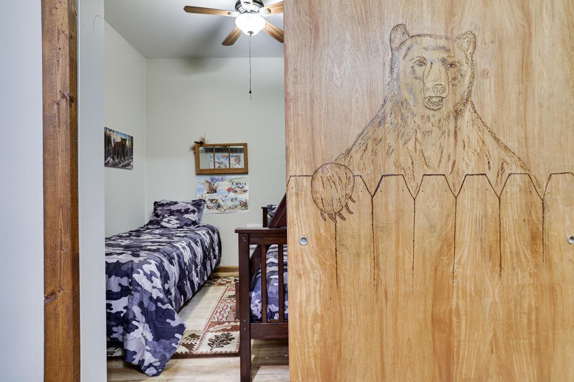 Serenity And Fun All In One In This Cozy Pocono Cabin Джим Торп Екстериор снимка