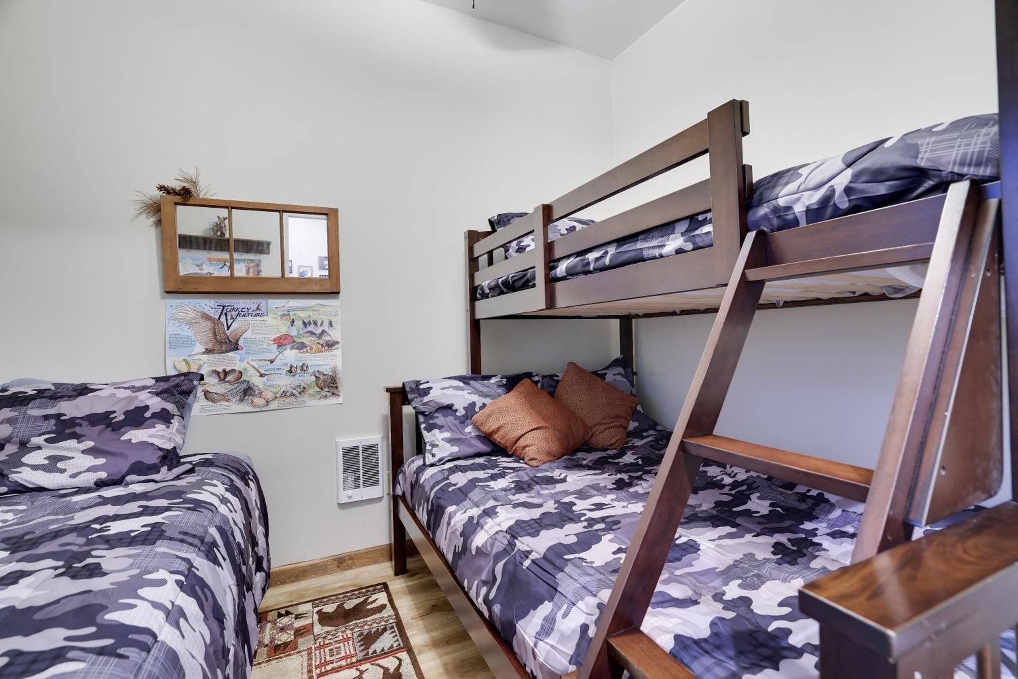 Serenity And Fun All In One In This Cozy Pocono Cabin Джим Торп Екстериор снимка