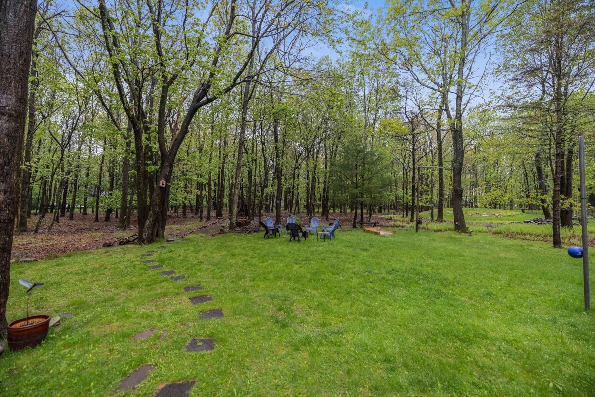 Serenity And Fun All In One In This Cozy Pocono Cabin Джим Торп Екстериор снимка