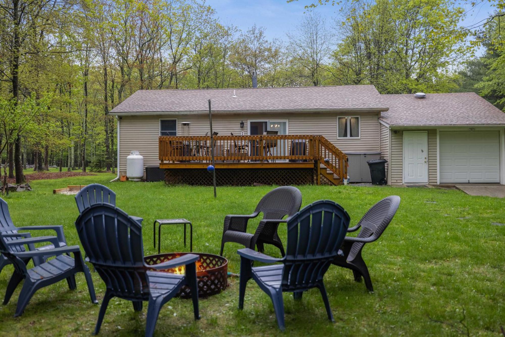 Serenity And Fun All In One In This Cozy Pocono Cabin Джим Торп Екстериор снимка